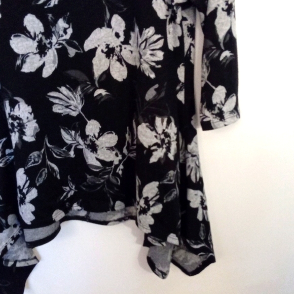 Artizan Floral 3/4 Sleeve Sharkbite Hemline Top - Picture 4 of 10